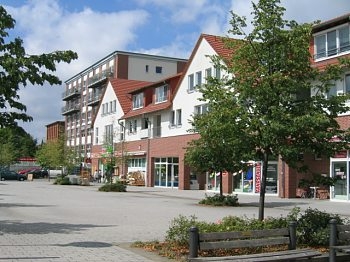 Blick auf das alte Zuckerhaus und Geschäfte am Marktplatz im Ortsteil Meine 