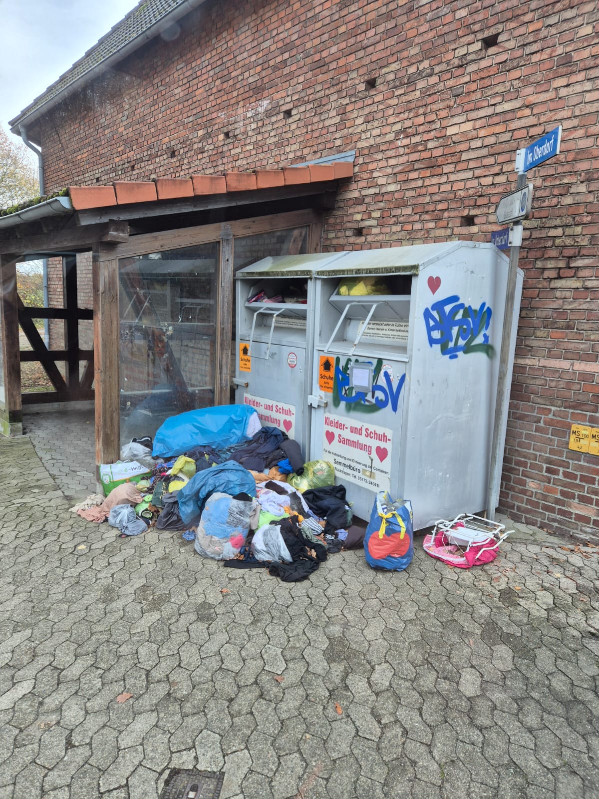 Bild von einem überfüllten Kleider-Container